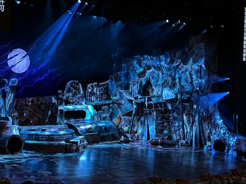 新竹縣政府文化局演藝廳舞台經過全新打造後，新增多款布幕，且更新燈光設備，除讓舞台變化更加豐富進而提升演出效果，還能減輕團隊表演負擔，不用額外租賃布幕燈具，也減少前置舞台組裝時間。 （記者黃美珠攝）