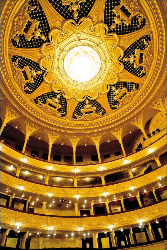 烏克蘭大劇院屋頂金碧輝煌。