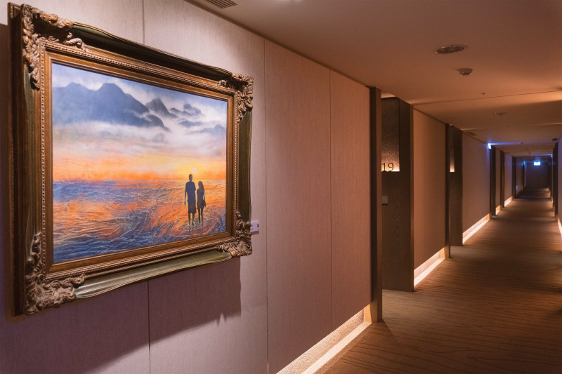 台南晶英酒店樓層梯廳皆有「花．見幸福」特展作品，讓旅人與藝術零距離。圖為〈唯美雲海〉。（台南晶英酒店提供）