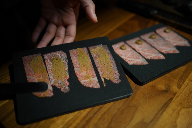 和牛生牛肉捲抹上發酵過的夏季松露。（記者凃盈如攝）