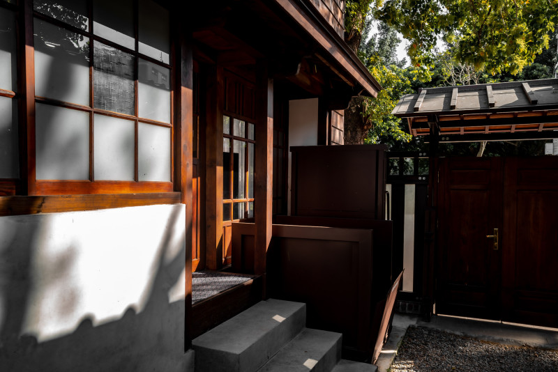 日式老房舍保留原有的木結構與舊窗框。（MAD by Le Kief提供）