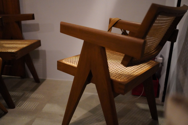 空間內使用多張知名建築師Pierre Jeanneret所設計之經典名椅。（記者凃盈如攝）