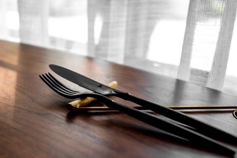 Mad by Le Kief採用來自日本，結合美學與實用目的ARAS餐具，以及藝術飾品品牌CharxChen量身打造金屬餐具架。（MAD by Le Kief提供）