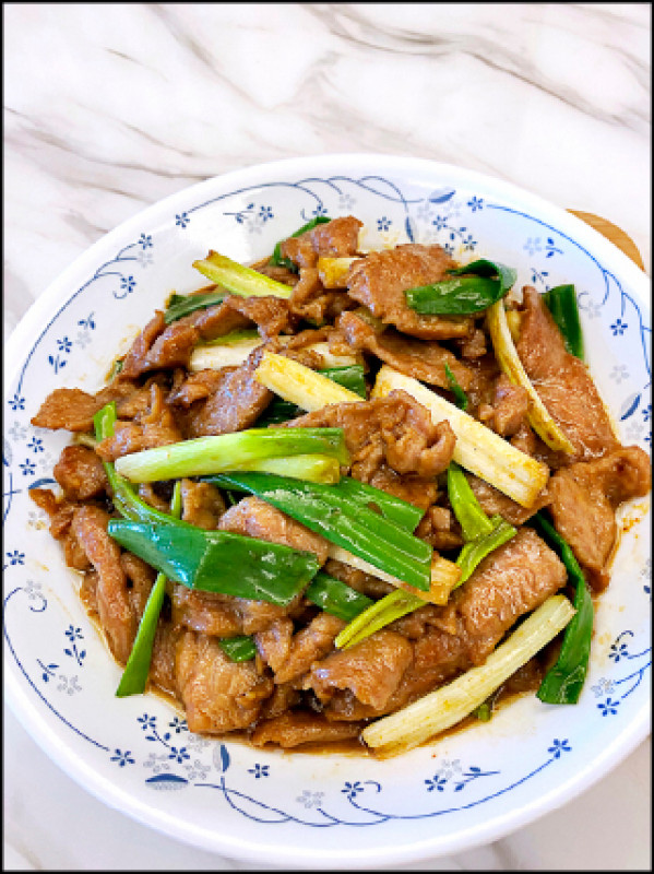 蔥爆牛肉是典型的爆炒菜。（梁瓊白攝）