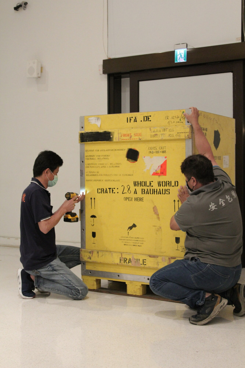 專業工作人員進行展品開箱過程。（國立臺灣工藝研究發展中心提供）