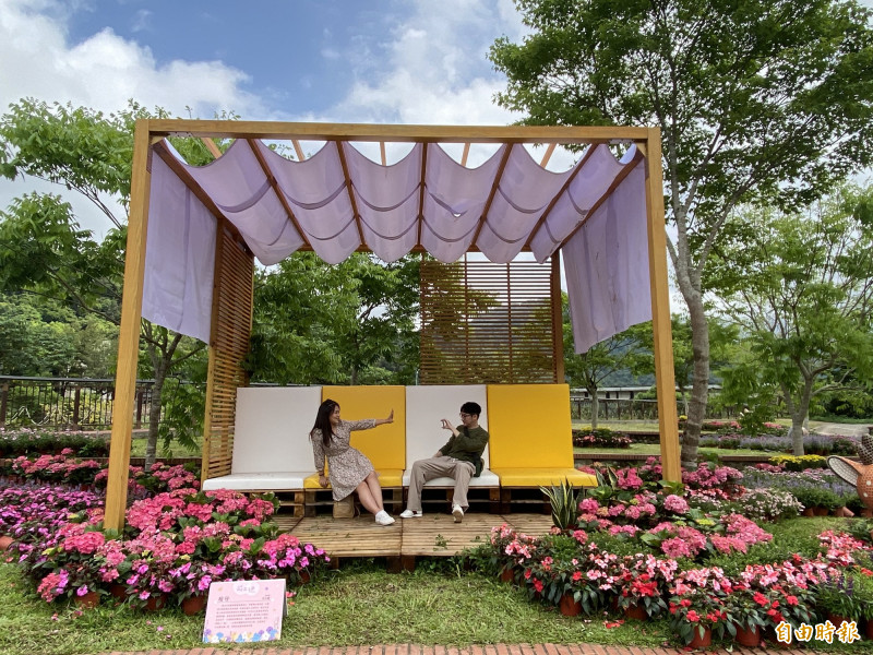 （記者周幸叡攝）2022南庄花卉節有4處大型花卉裝置藝術，圖為南江水岸廣場的〈相守〉作品。