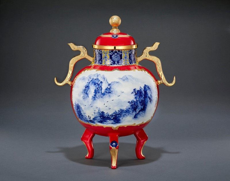 〈松林有信〉，使用黃金、青花釉料、紅色釉料及瓷土，可當聚寶罐使用，底部「三足鼎立」製作難度高。（卓麗秋／提供）