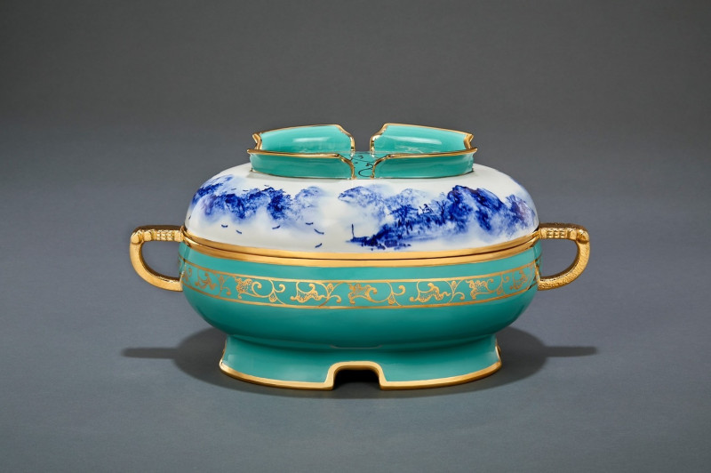 〈笑而不答心自開〉，器型參考來自周朝時青銅禮器。（卓麗秋／提供）