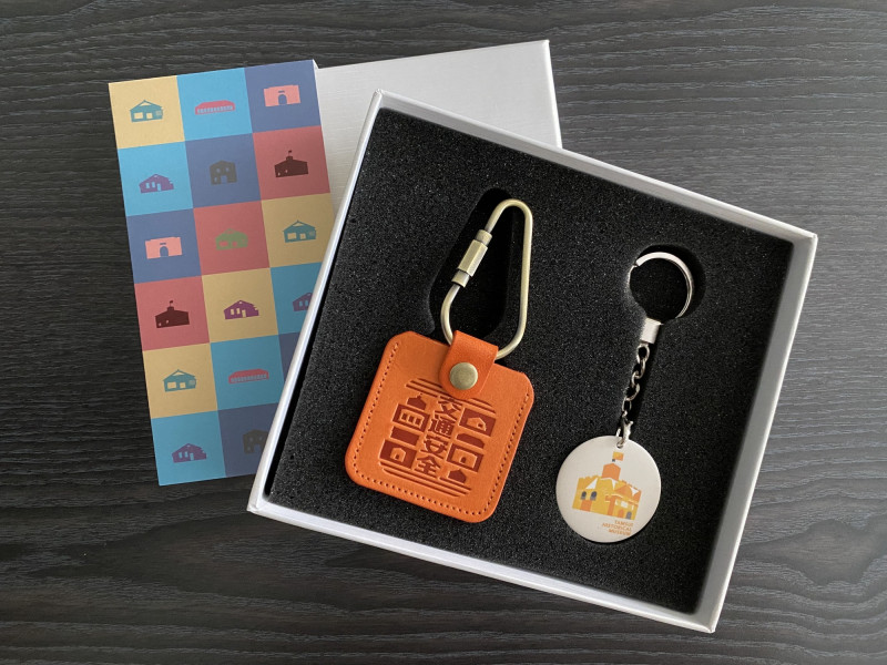 今年適逢淡水開港設關160周年及馬偕來台150周年，淡水古蹟博物館以交通安全為主題，結合淡海輕軌及興建中的淡江大橋，推出「交安上的古蹟」文創商品。（文化局提供）