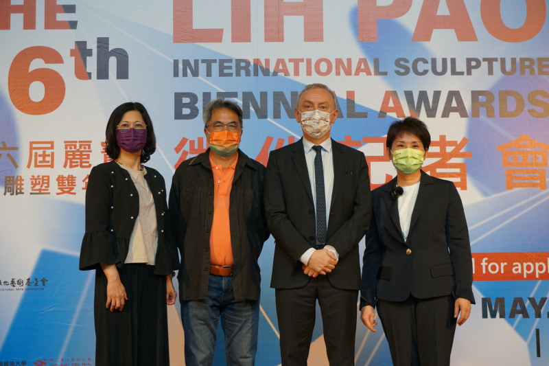 第六屆麗寶國際雕塑雙年獎徵件開跑記者會合照，左起文化部專委劉美芝、黎志文教授、法國在台協會主任公孫孟、麗寶文化藝術基金會執行長吳秋賢。（麗寶文化藝術基金會提供）