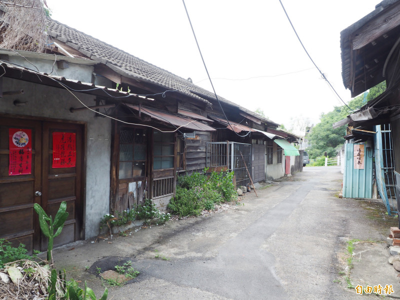 位在半屯市區玉峰街的4間日治時期木造宿舍，最靠近巷口的兩戶有合法配住戶，因此暫不進行文資評估。（記者陳鳳麗攝）