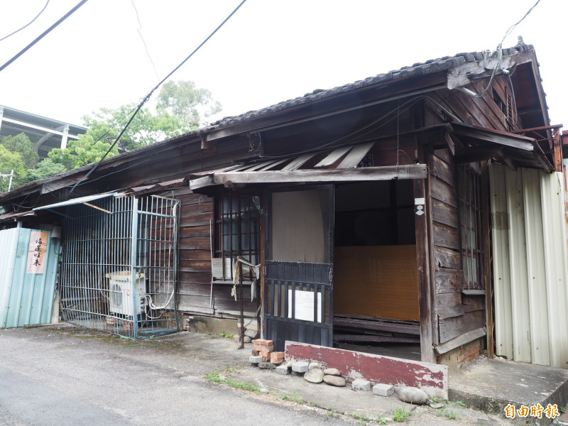 這間木造宿舍在921地震後被判定為全倒危樓。（記者陳鳳麗攝）