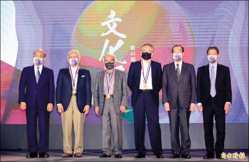 行政院文化獎頒獎，左起行政院長蘇貞昌、詩人李敏勇、漆藝國寶王清霜、音樂家呂紹嘉、考試院長黃榮村、文化部長李永得。（記者胡舜翔攝）