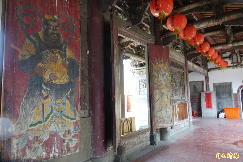 鹿港龍山寺的五門門神彩繪由文化部文資局主導完成。（記者劉曉欣攝）