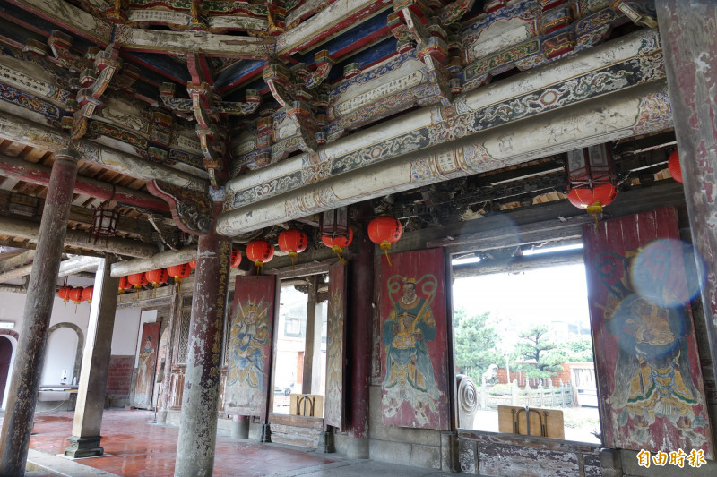 鹿港龍山寺彩繪修復部分，長期因為欠缺共識，只有五門門神有完成修復，戲台部分彩繪已隨時光流逝完全褪去。（記者劉曉欣攝）