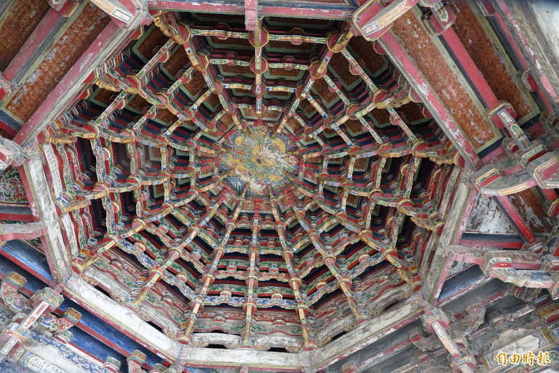 鹿港龍山寺戲台八卦藻井非常精采，更是人人到鹿港必拍的網美照片。（記者劉曉欣攝）