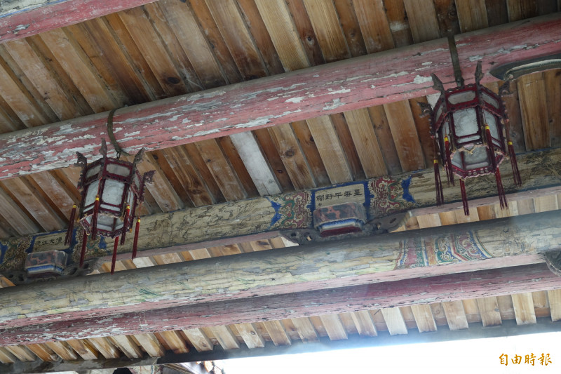 鹿港龍山寺戲台部分彩繪，隨著時光流逝已褪去所有光采，未來如何修復，更受各界關注。（記者劉曉欣攝）