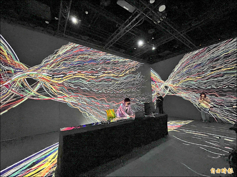 吳哲宇演繹「生成藝術」（Generative Art），透過寫程式碼，讓演算法自己生成圖像或影像等作品。（記者凃盈如攝）