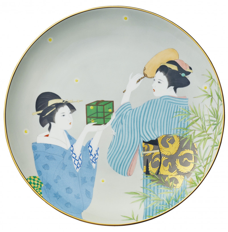 「四季風華美人盤」，描繪江戶時期美人夏夜撲螢之情景，漫天飛舞的螢火蟲刻意用了立體彩繪技法，而和服上的腰帶則以立體金描繪象徵長壽的金鶴。（旺代提供）