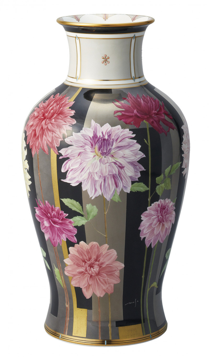 Noritake大麗花花瓶，採用和服中的大麗花為主題，將各色花朵呈現於花瓶上。（旺代提供）