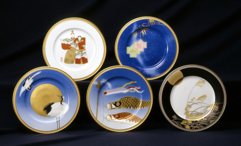 Okura設計師:前田一馬，將日本五個重要節日設計在盤上，從1月1迎接新年（月見），到3月3女兒節（雛祭）優雅的人偶裝飾，慶祝女嬰誕生和健康成長，5月5端午（兒童節）懸掛鯉魚旗祈求兒童平安，7月7七夕將心願寫於「?飾」短冊上，繫掛在竹枝上期盼願望成真，9月9重陽節以仙鶴與滿月代表長壽圓滿。（旺代提供）