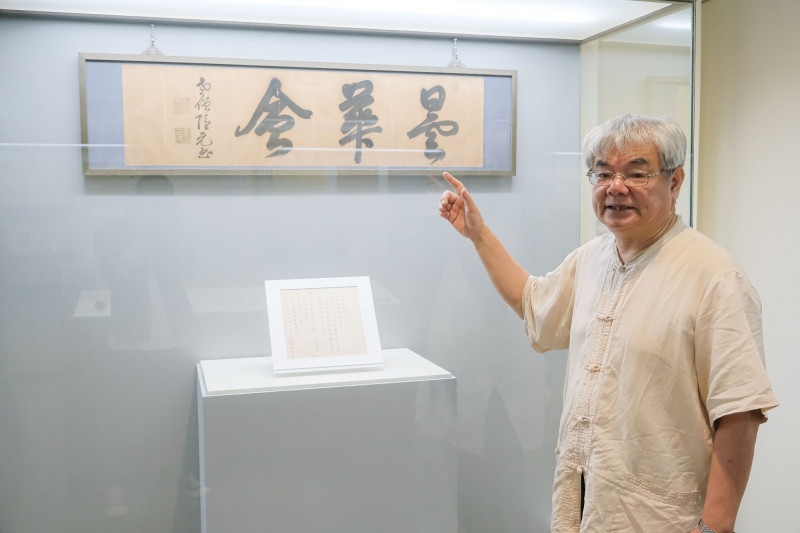 清大教授楊儒賓今天捐贈177件珍貴文物給清華大學文物館，由校長高為元代表接收。楊儒賓捐出隱元禪師所書「曇華會」橫批。（清大提供）