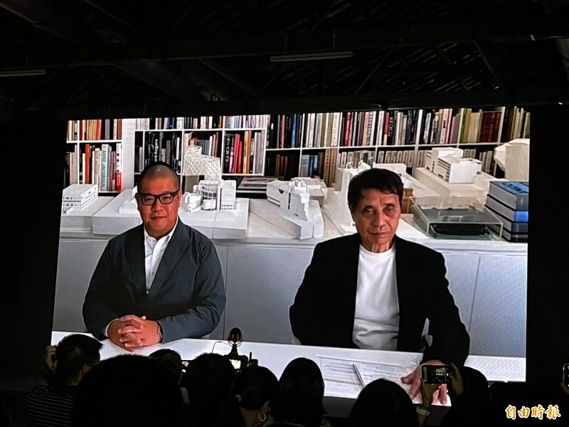 「挑戰一安藤忠雄展」（TADAO ANDO：ENDEAVORS）明日將開展，今舉辦線上記者會，安藤忠雄分享策展歷程，左為本次受邀擔任策展顧問的旅日建築師龍國英。（記者凃盈如攝）