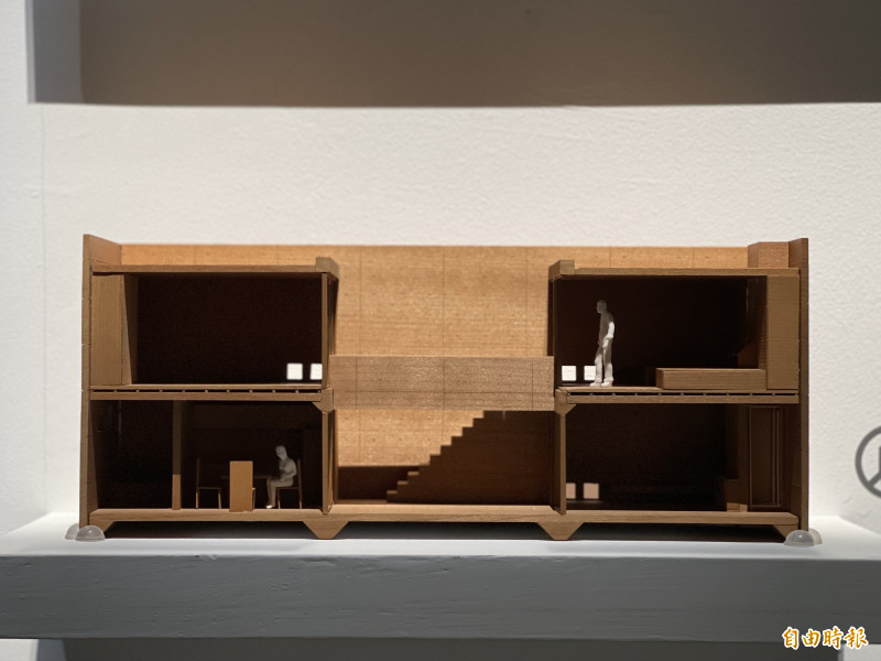 安藤忠雄「住吉的長屋」模型。安藤忠雄提到，所有本次在台展出的模型，皆為日本事務所同仁親手打造。（記者凃盈如攝）