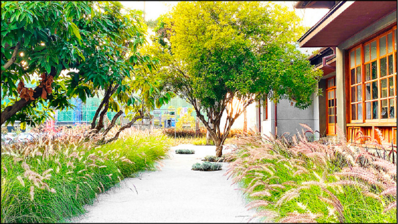 位於台南，曾經荒蕪的「水交社文化園區」，吳書原團隊細心梳理喬木，新植的高草詩意圍繞建築、院落，延續今昔對比的空間記憶。