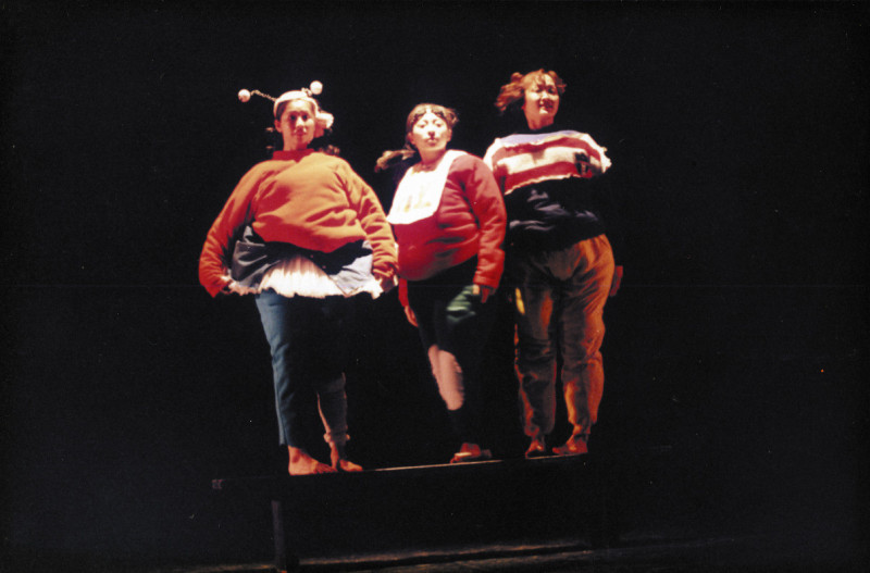 1997年舞躍大地舞蹈創作比賽最佳造型獎作品魏光慶編舞〈是啥？〉。（中華舞蹈學會提供）