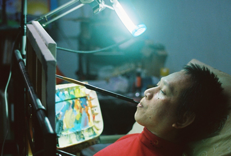 富里有人藝術季邀請豐濱鄉全身癱瘓的「45度角畫家」金根鴻創作畫作。（富里有人藝術季提供）