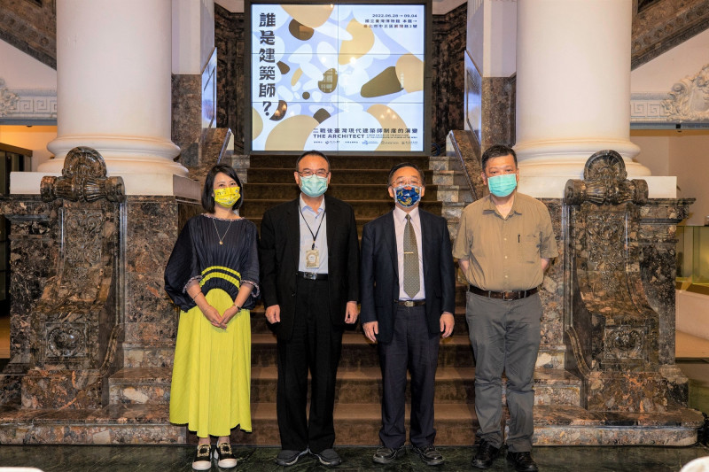 （左起）立法委員吳思瑤、文化部次長蕭宗煌、國立台灣博物館長洪世佑及策展人吳光庭教授合影。（台博館提供）