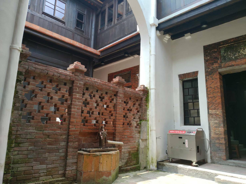 鹿港小鎮隱藏版的「半邊井」終於公開亮相了！知名景點、歷史建築十宜樓完成階段性修復工程後，也讓天井處兩戶共用的半邊井跟著曝光了。（記者劉曉欣攝）