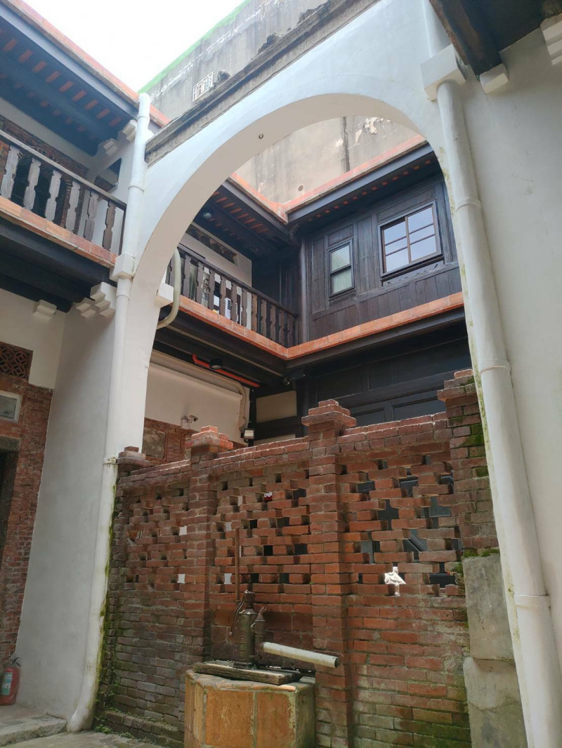 鹿港小鎮隱藏版的「半邊井」終於公開亮相了！知名景點、歷史建築十宜樓完成階段性修復工程後，也讓天井處兩戶共用的半邊井跟著曝光了。（記者劉曉欣攝）