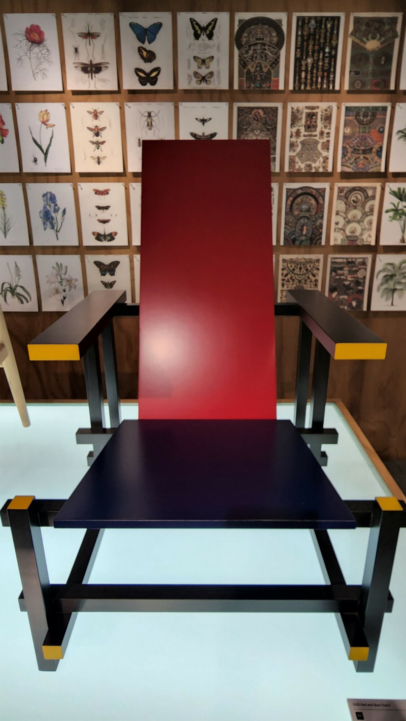 創意源於大都會博物館蒙德里安草圖的椅子，幾何色彩的平衡性被視為蒙德里安畫作的最佳立體詮釋。（記者凌美雪攝）