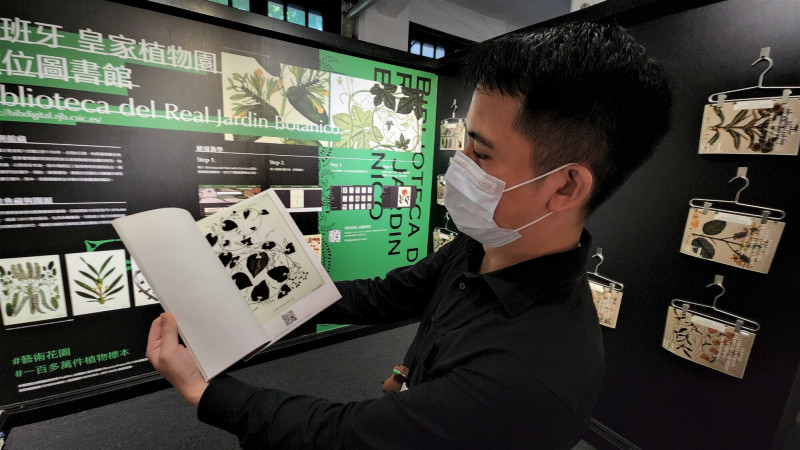 10間靈感材料庫，特別與台灣富士軟片資訊合作，量產型設備印刷展出超過4千張精美的藝術圖像，印製超過250本主題圖鑑畫冊，其中搜羅全世界線上線下博物館開源素材，可於展場翻閱、細細探索。（記者凌美雪攝）