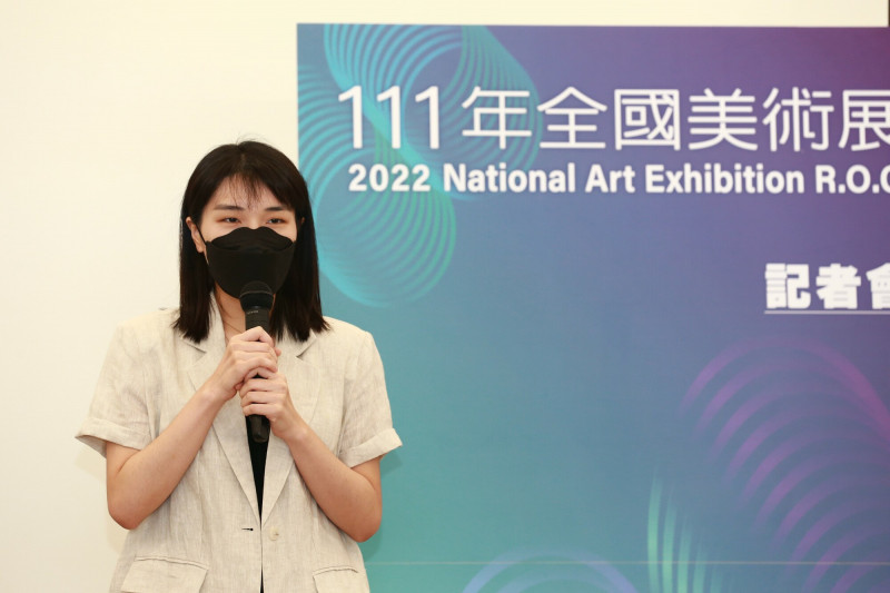 林品潔以作品〈少年維持的煩惱〉榮獲水彩類金牌獎，她於今（27）日記者會上分享自身創作的過程。（國美館提供）