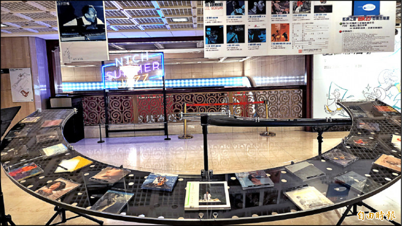 「那張屬於我的爵士樂記憶」精選80年代至今50張國內外爵士音樂專輯展陳。（記者凌美雪攝）