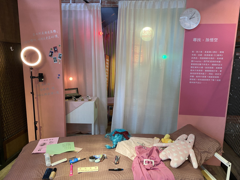 張郅忻《海市》展間，是西門少女房間的風貌。（記者孫梓評攝）