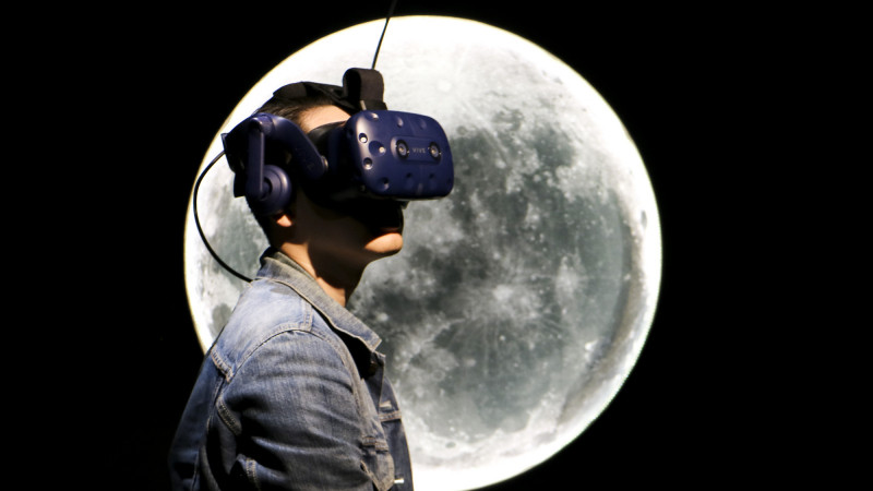 「X人稱——黃心健的元宇宙劇場」打造沉浸式空間回顧黃心健的經典作品。（高美館提供）