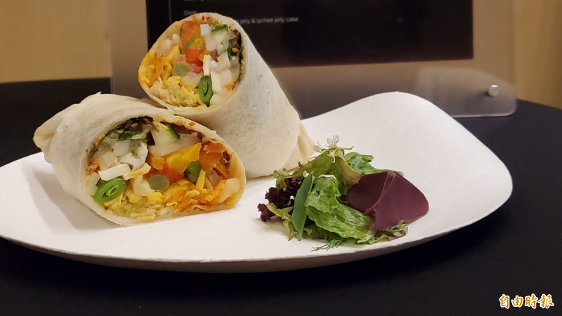 簡天才調製「潤餅」（左）與西班牙廚藝交流。（記者黃旭磊攝）