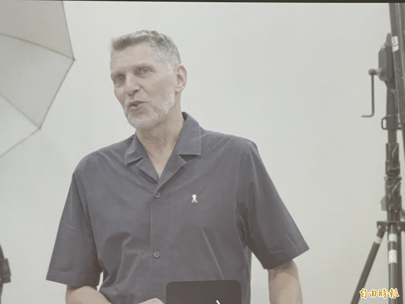 因健康因素無法到場的Erwin Olaf親錄影片問候台灣民眾，邀請大家到國美館看展。（記者凃盈如攝）