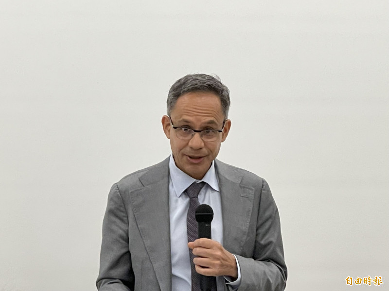 荷蘭在台辦事處代表Guido Tielman（譚敬南）轉述荷蘭國家博物館（Rijksmuseum）館長的話，提及Erwin Olaf 是20世紀最重要的攝影師之一。（記者凃盈如攝）