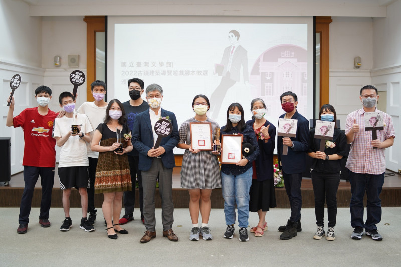 （前排左起）銅獎得主張資敏、國立台灣文學館館長蘇碩斌、金獎得主余侑蓁、金獎得主孫誼軒、國立台灣文學館副館長蕭淑貞、佳作得主林奕辰、佳作得主姚佳瑩、愛迪斯科技總經理賴錦堂；（後排左起）銀獎得主江睿翊、銀獎得主吳宇倫、銀獎得主林庭邦、銀獎得主王昱翔。（國立台灣文學館提供）