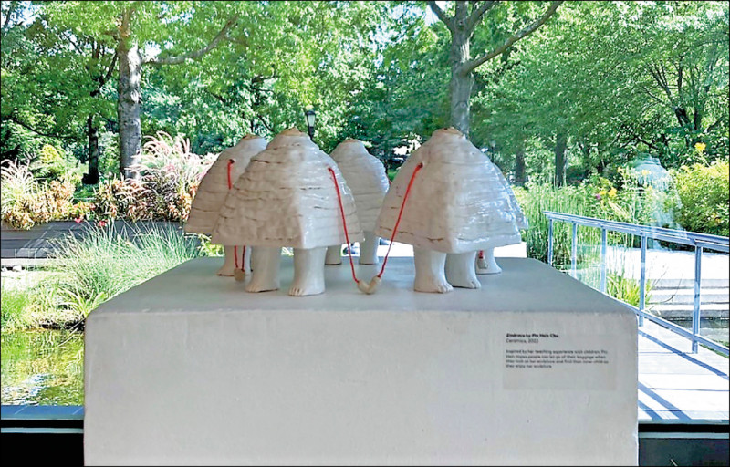 朱品馨作品〈連結愛〉，陶瓷，5x5x7英寸。（朱品馨提供）