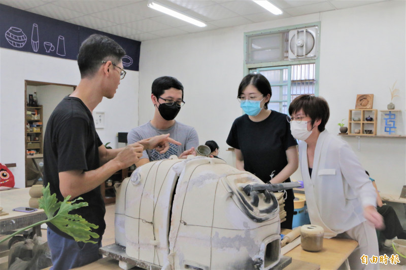 與職人一起體驗陶藝、金工等動手做，領略三鶯文化迷人的的獨特魅力。（記者邱書昱攝）