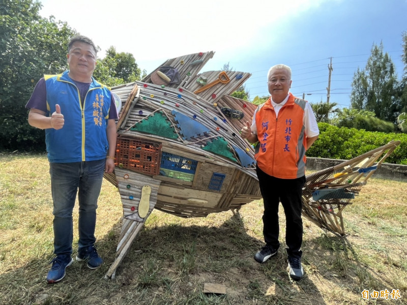 新竹縣竹北市新月沙灣淨灘撿拾的廢棄物，透過在地藝術家陳文錫的巧手創作，重生變成藝術裝置，市長何淦銘（右）、市民代表會主席林啟賢（左）邀請大家一起來守護海洋生態與環境。 （記者廖雪茹攝）