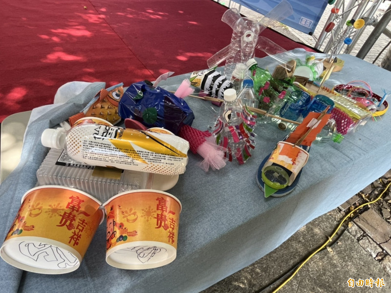 竹北市公所暑假於竹北海岸育樂中心舉辦3場「海廢DIY課程」，親子以海洋保育課程融合藝術創作。（記者廖雪茹攝）