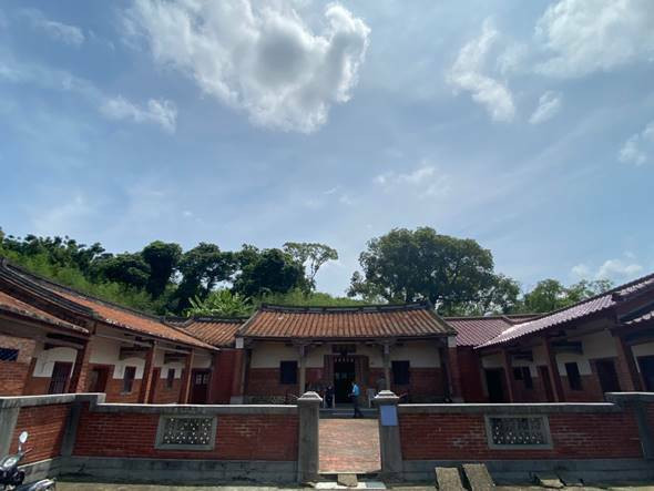 通霄隴西堂秀禮公廳為典型客家傳統三合院，建築整體保存良好、構件精美，可見證當時民居建築的建材與技術。（苗栗縣政府文化觀光局提供）