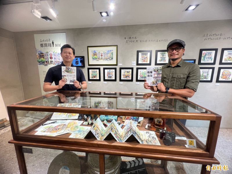 民眾到戎館能先聞到誘人的香腸香味，再走上2樓細細品味鄭開翔（右者）的每幅畫作。（戎館提供）